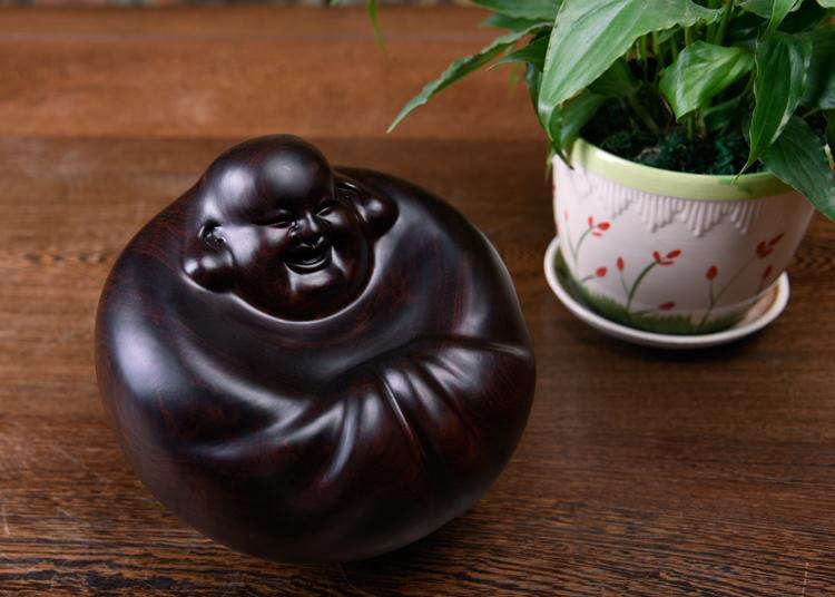 Statue Bouddha rieur<br> rond en bois de santal - [variant_title]